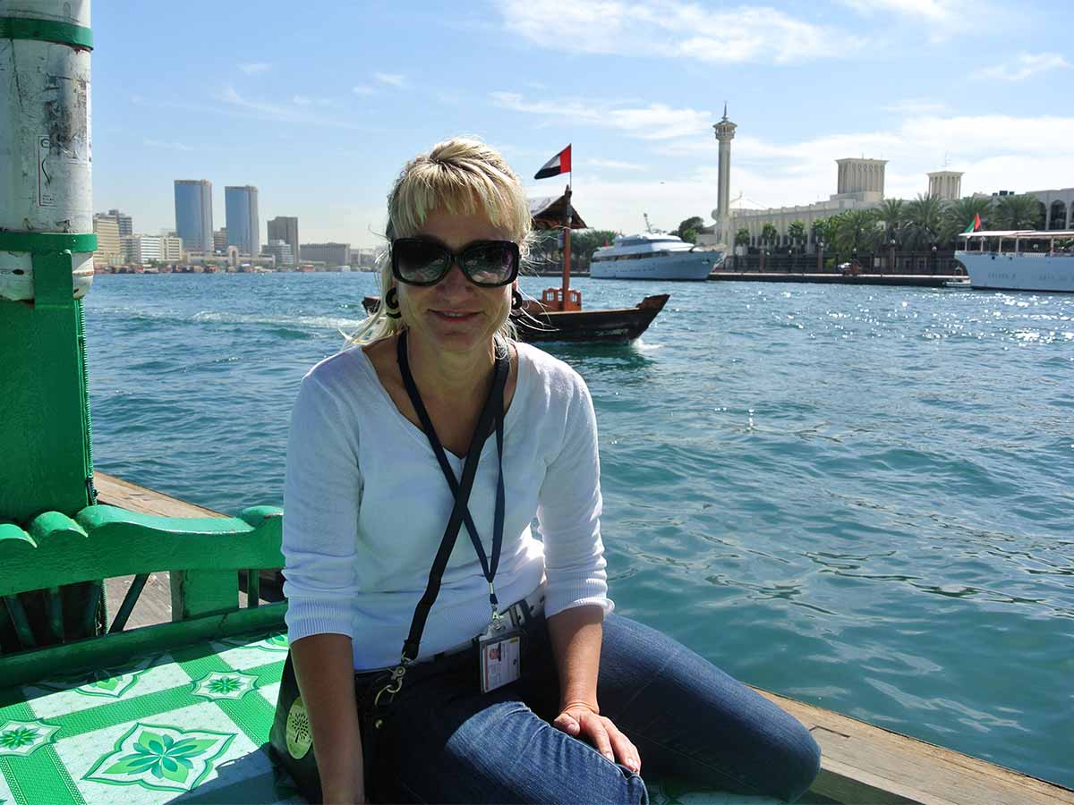Tour Guide Aileen Juhl auf einer Abra