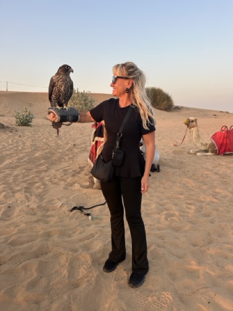 Aileen Juhl mit Falken in der Wüste