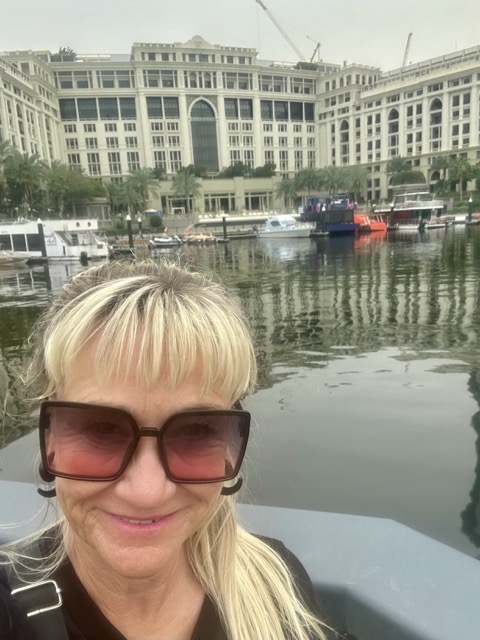 Aileen Juhl vor dem Palazzo Versace Hotel in Dubai