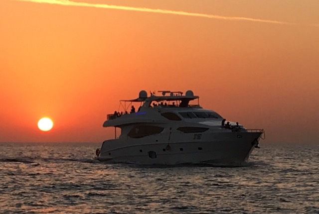 Yacht im Sonnenuntergang
