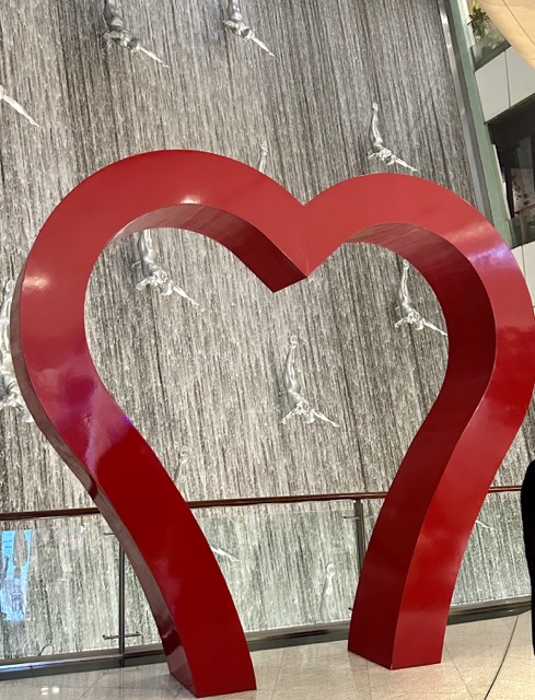 Herz als Fotomotiv vor den Klippenspringern in der Dubai Mall