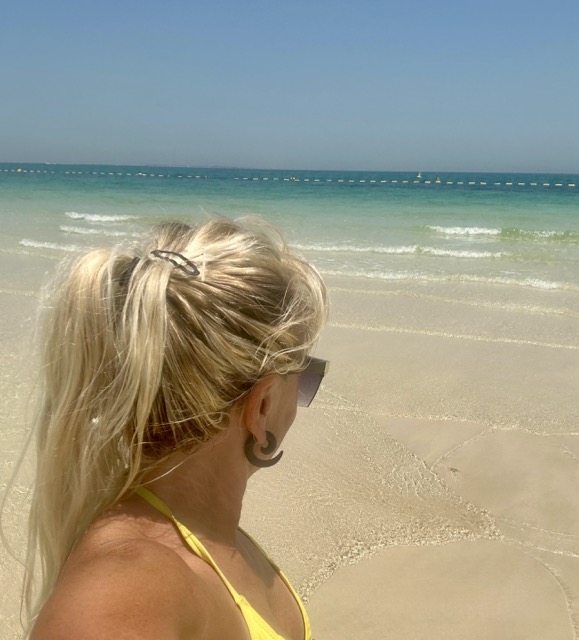 Aileen Juhl am Dubai Strand