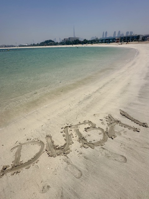 Schriftzug Dubai am Strand