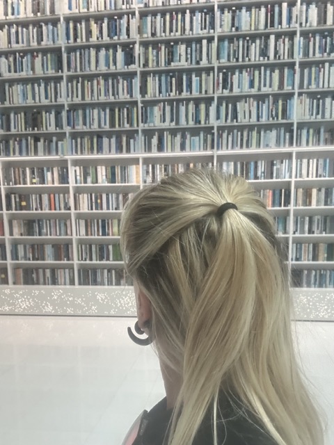 Aileen Juhl in der Sheikh Mohamed bin Rashid Bibliothek