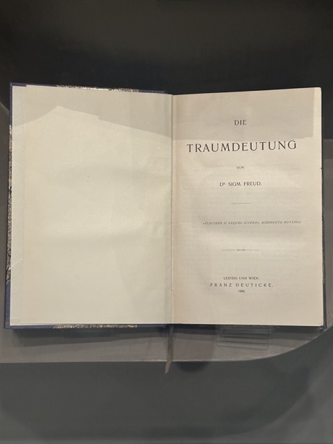 Buch Traumdeutung in Sheikh Mohamed Bibliothek in Dubai