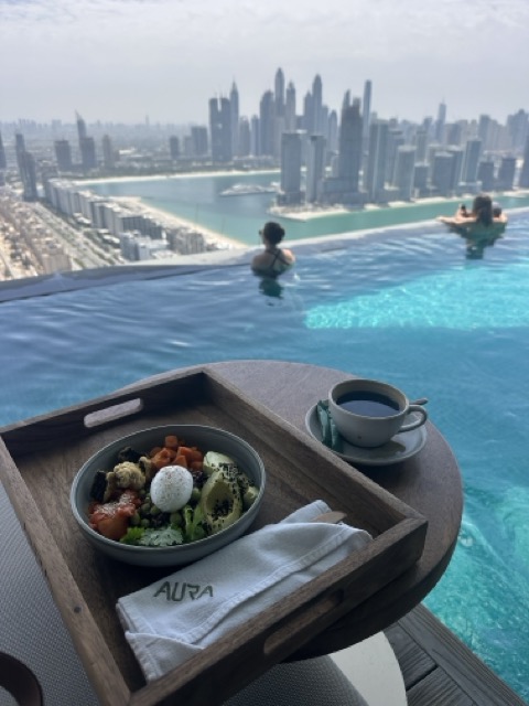 Essen und Getränke im Aura Skypool