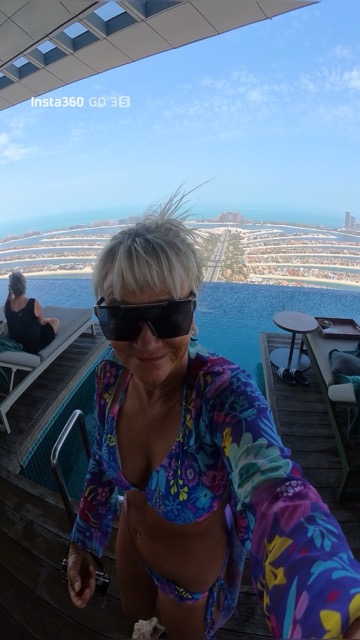 Aileen Juhl mit blick auf die Palme