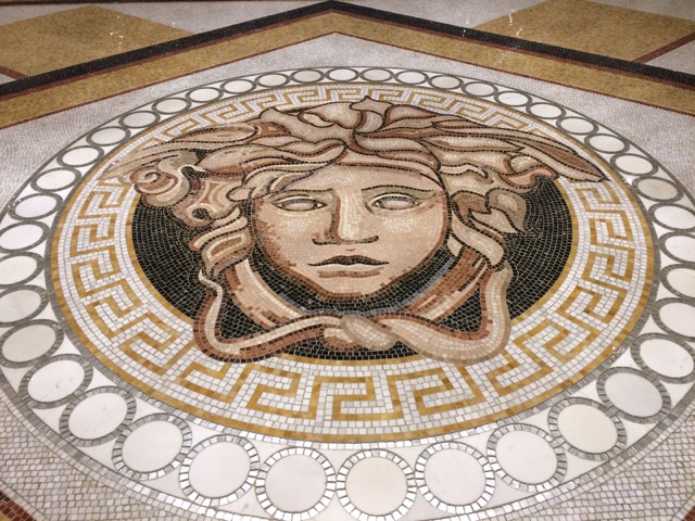 Mosaik im Eingang des Palazzo Versace Hotel in Dubai