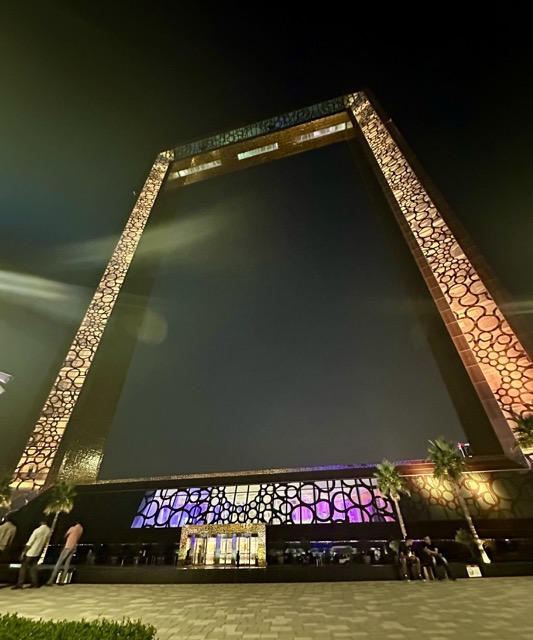 The Frame bei Nacht
