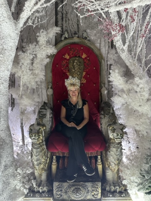 Aileen Juhl auf einem thron im Legendarium in Dubai