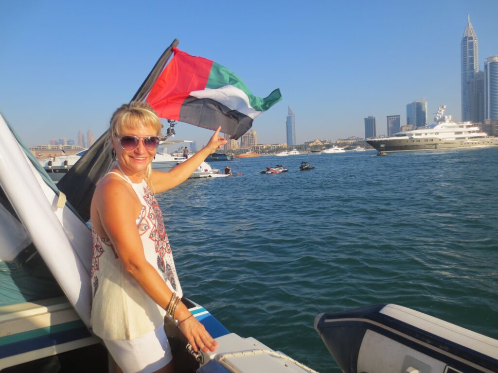 Aileen mit UAE Flagge