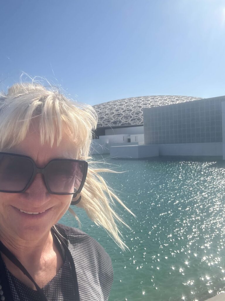 Aileen vor dem Louvre