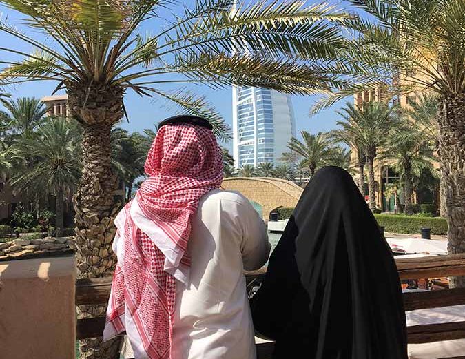 Emiratis schauen auf das Burj Al Arab