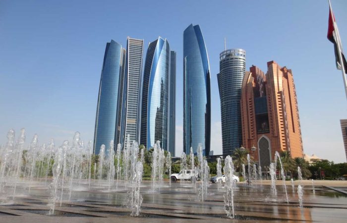 Etihad Towers mit Emirates Palace Fontänen