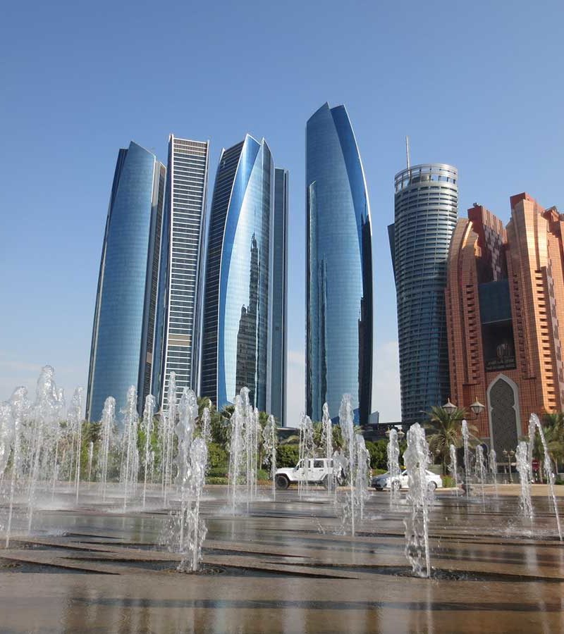Etihad Towers mit Emirates Palace Fontänen