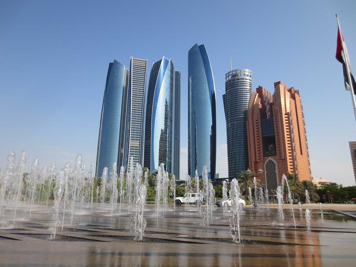 Etihad Towers mit Emirates Palace Fontänen