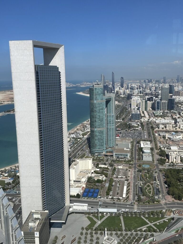Abu Dhabi Blick vom Observation Deck 300 über die Cornische
