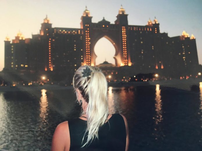 Aileen schaut auf das Atlantis Hotel - Dubai by Night