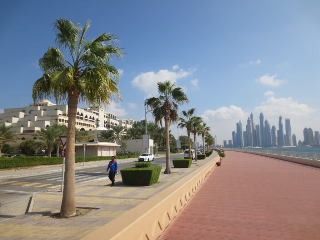 entlang der Palme fahren mit fantastischen Blick auf die Dubai Marina