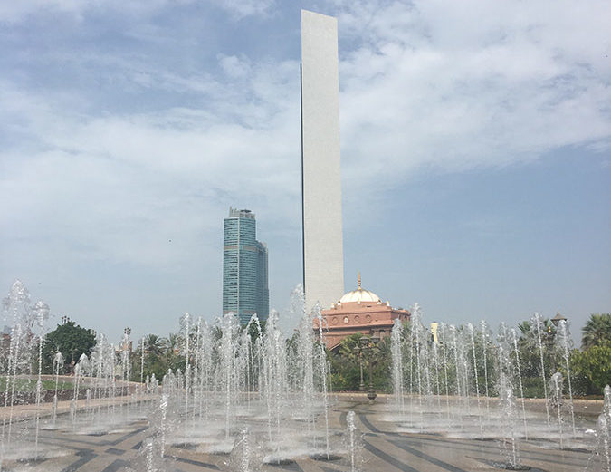 Abu Dhabi - Blick auf die Fontänen im Emirates Palace
