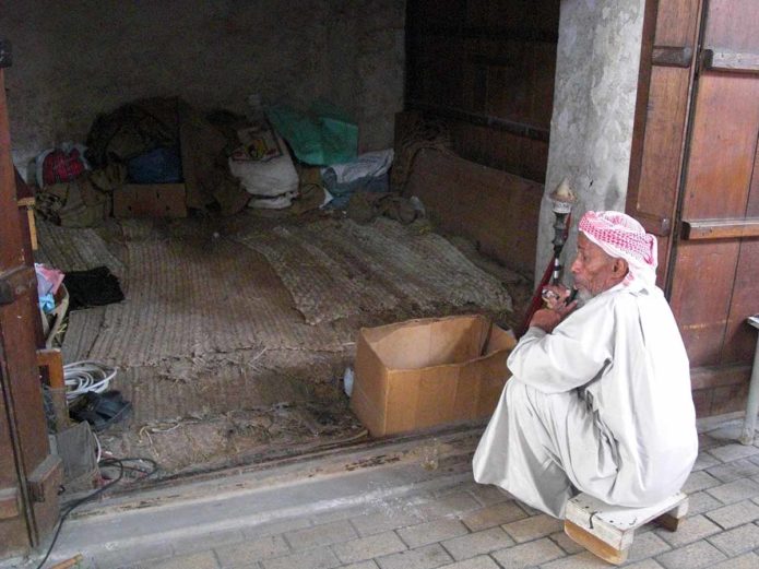Verkäufer im Souk Al Arsa Sharjah